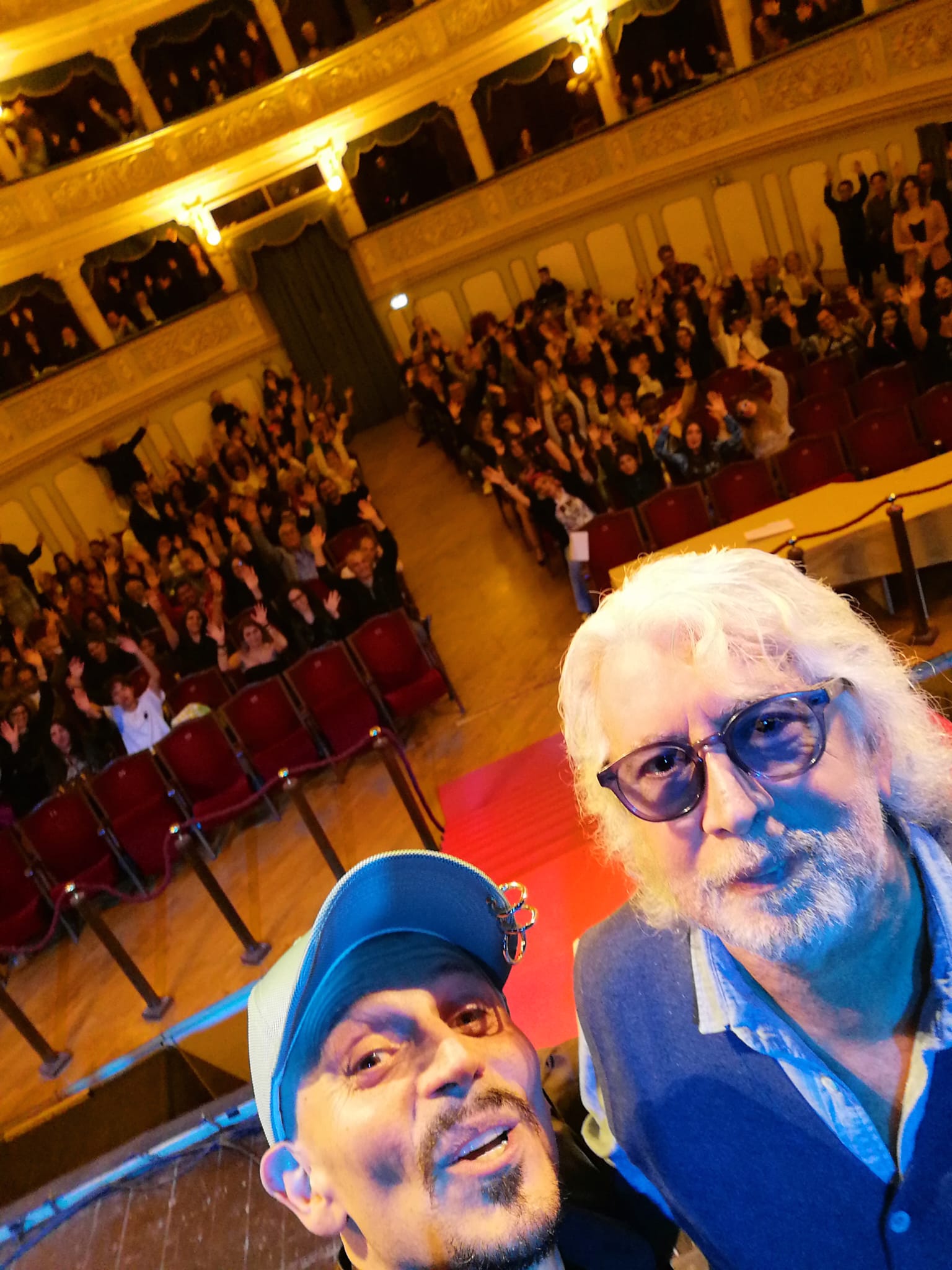 Alex Parravano con Michele Torpedine in teatro, con il pubblico alle spalle