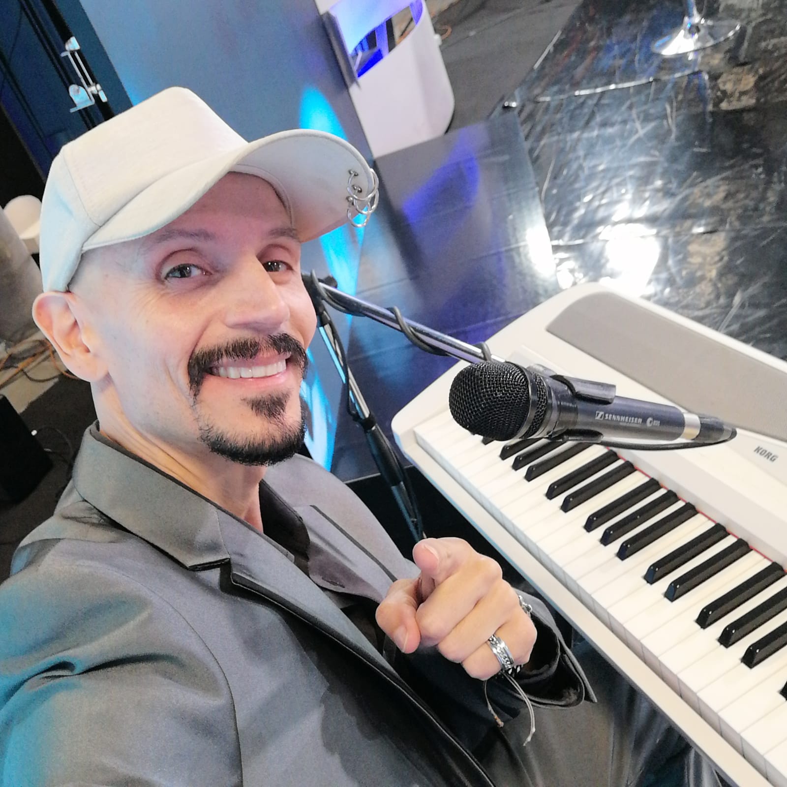 Alex Parravano al pianoforte accanto a un microfono durante un’esibizione